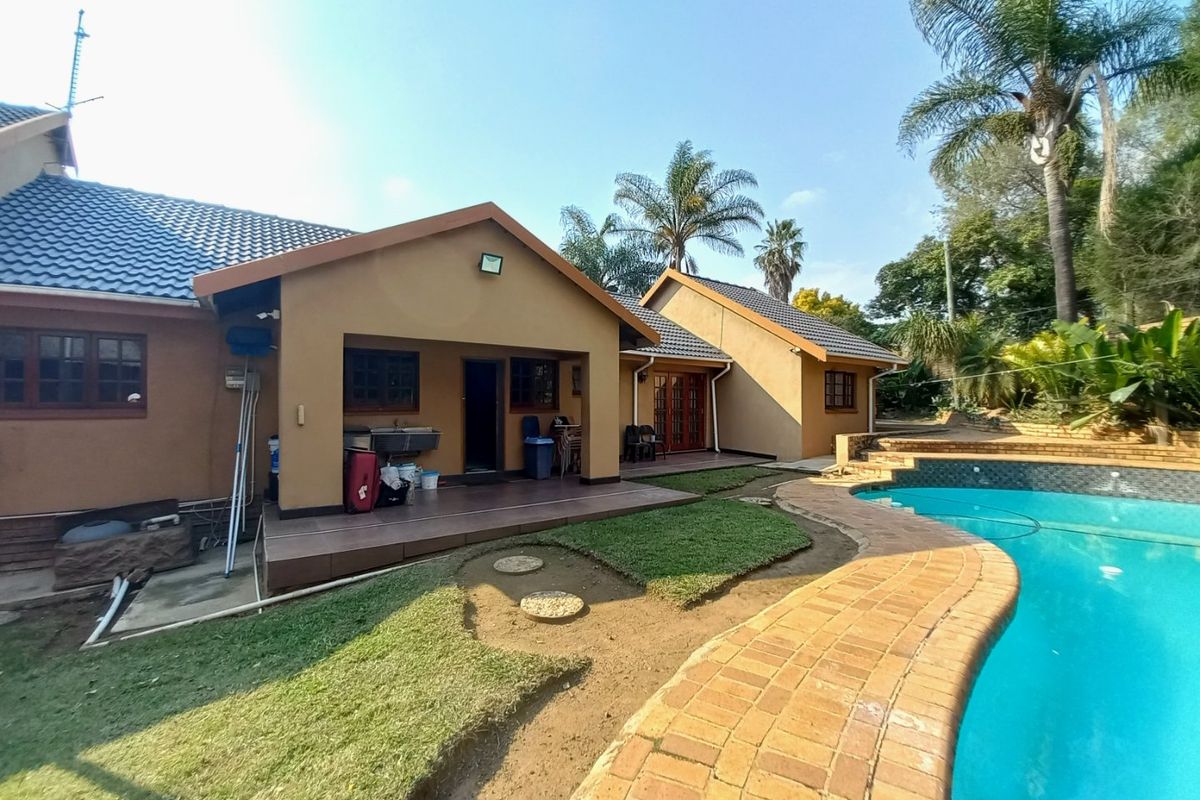 One of the most attractives homes in Norkem Park, Kempton Park close to Amenities! - Photo 3