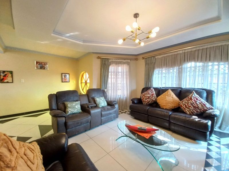 One of the most attractives homes in Norkem Park, Kempton Park close to Amenities! - Photo 8