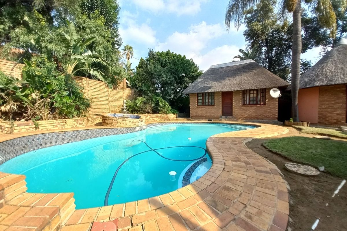One of the most attractives homes in Norkem Park, Kempton Park close to Amenities! - Photo 2