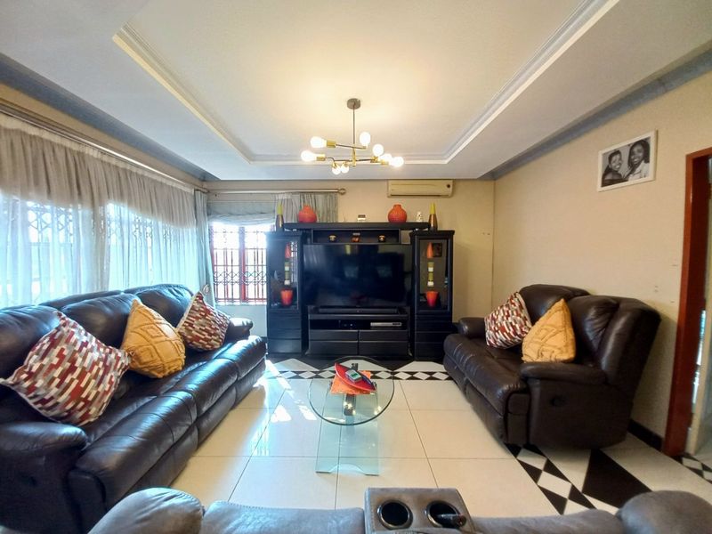 One of the most attractives homes in Norkem Park, Kempton Park close to Amenities! - Photo 7