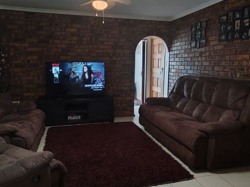 RARE FIND IN ROOIHUISKRAAL EXT 9 – MODERN FAMILY HOME WITH INCOME-GENERATING FLATLET - Photo 10
