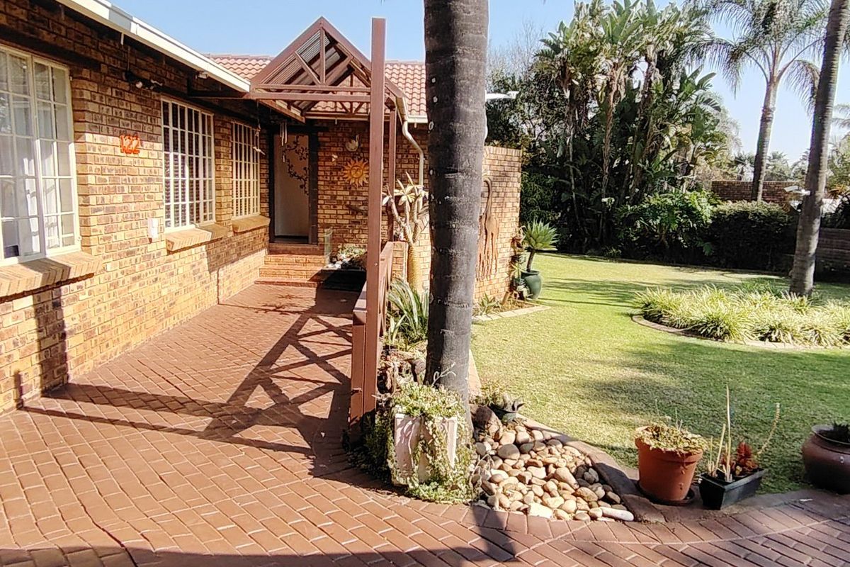 RARE FIND IN ROOIHUISKRAAL EXT 9 – MODERN FAMILY HOME WITH INCOME-GENERATING FLATLET - Photo 4