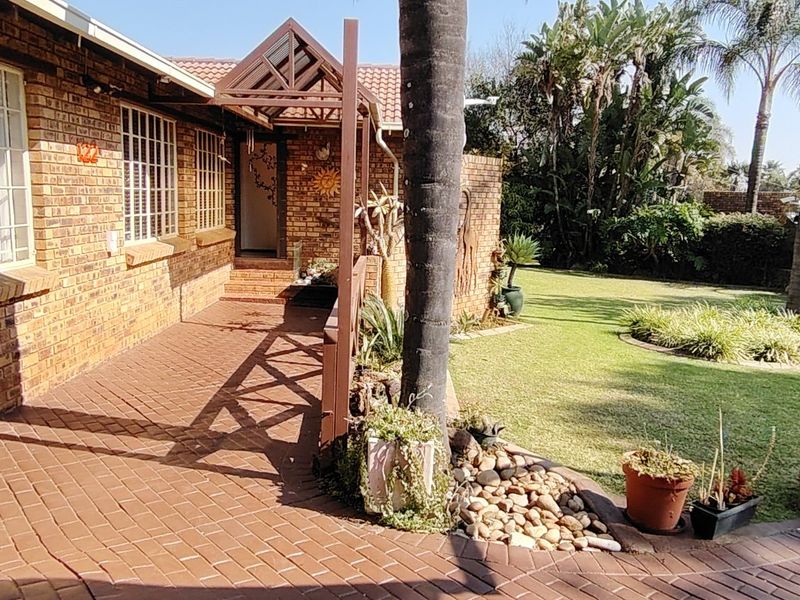RARE FIND IN ROOIHUISKRAAL EXT 9 – MODERN FAMILY HOME WITH INCOME-GENERATING FLATLET - Photo 4