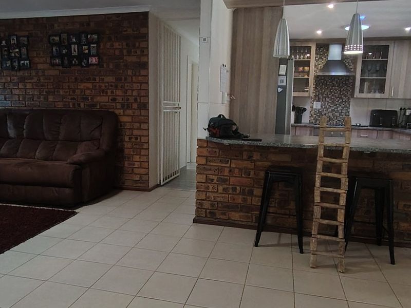 RARE FIND IN ROOIHUISKRAAL EXT 9 – MODERN FAMILY HOME WITH INCOME-GENERATING FLATLET - Photo 9