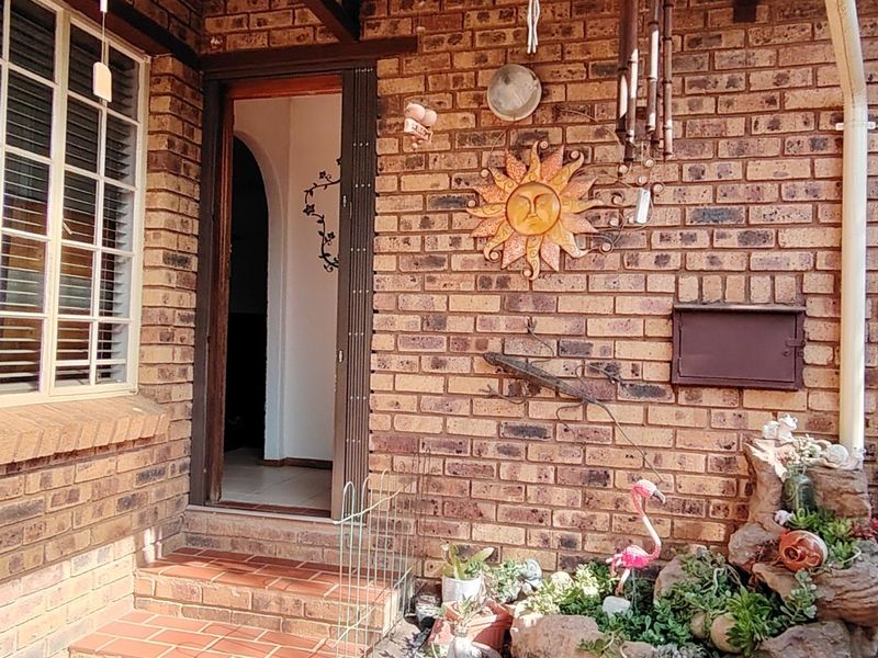 RARE FIND IN ROOIHUISKRAAL EXT 9 – MODERN FAMILY HOME WITH INCOME-GENERATING FLATLET - Photo 8