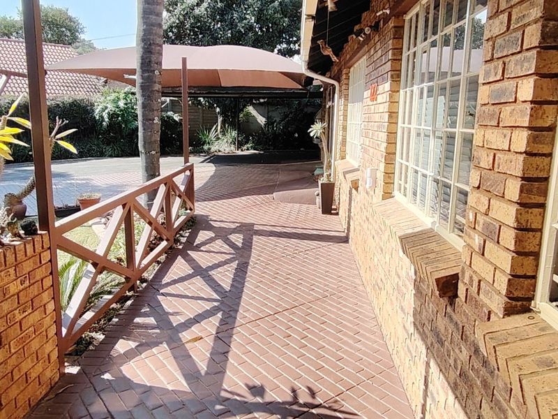 RARE FIND IN ROOIHUISKRAAL EXT 9 – MODERN FAMILY HOME WITH INCOME-GENERATING FLATLET - Photo 7