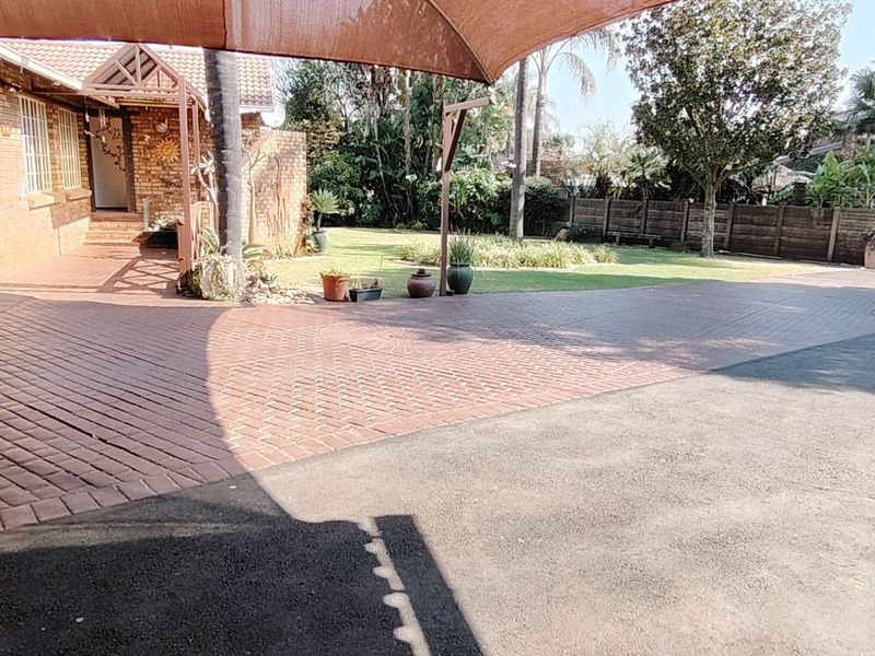 RARE FIND IN ROOIHUISKRAAL EXT 9 – MODERN FAMILY HOME WITH INCOME-GENERATING FLATLET - Photo 5