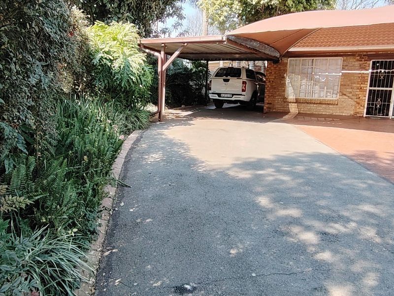 RARE FIND IN ROOIHUISKRAAL EXT 9 – MODERN FAMILY HOME WITH INCOME-GENERATING FLATLET - Photo 3