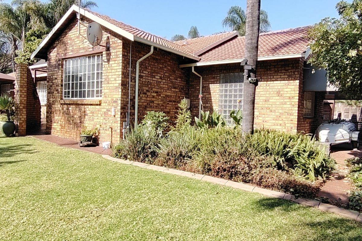 RARE FIND IN ROOIHUISKRAAL EXT 9 – MODERN FAMILY HOME WITH INCOME-GENERATING FLATLET - Photo 2