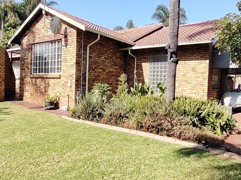 RARE FIND IN ROOIHUISKRAAL EXT 9 – MODERN FAMILY HOME WITH INCOME-GENERATING FLATLET - Photo 2