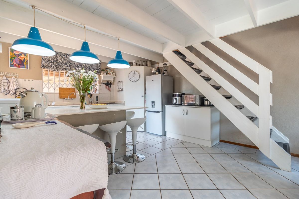 SERIOUS SELLER - PET FRIENDLY 3 BEDS DUPLEX - Photo 2