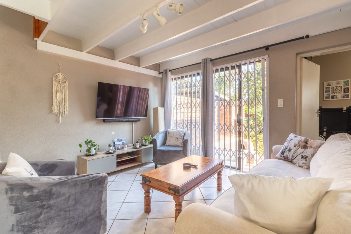 SERIOUS SELLER - PET FRIENDLY 3 BEDS DUPLEX - Photo 3