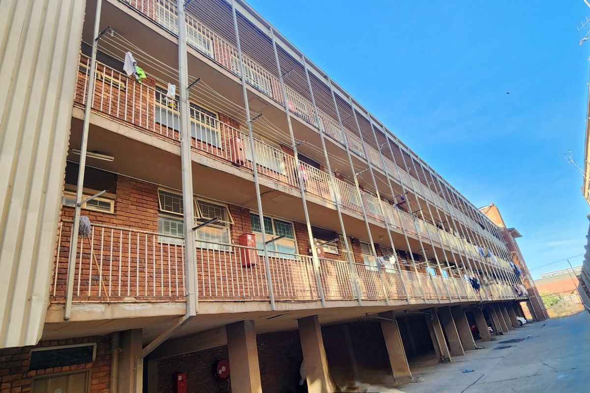 Spacious 2.5 Bedroom Apartment for Sale in Laudium - Photo 2