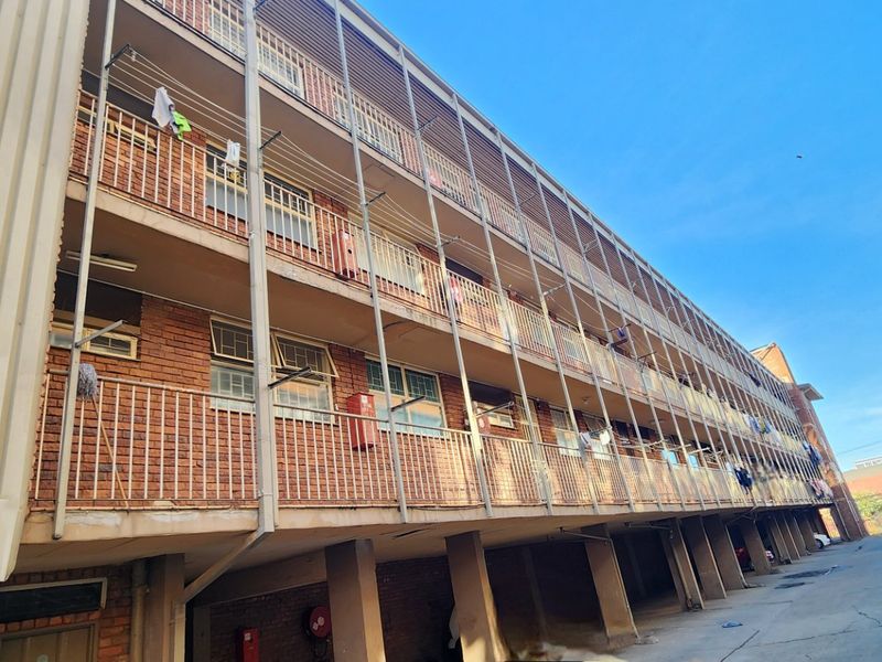 Spacious 2.5 Bedroom Apartment for Sale in Laudium - Photo 2