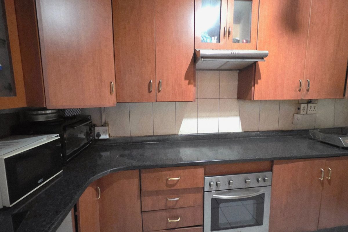 Spacious 2.5 Bedroom Apartment for Sale in Laudium - Photo 3