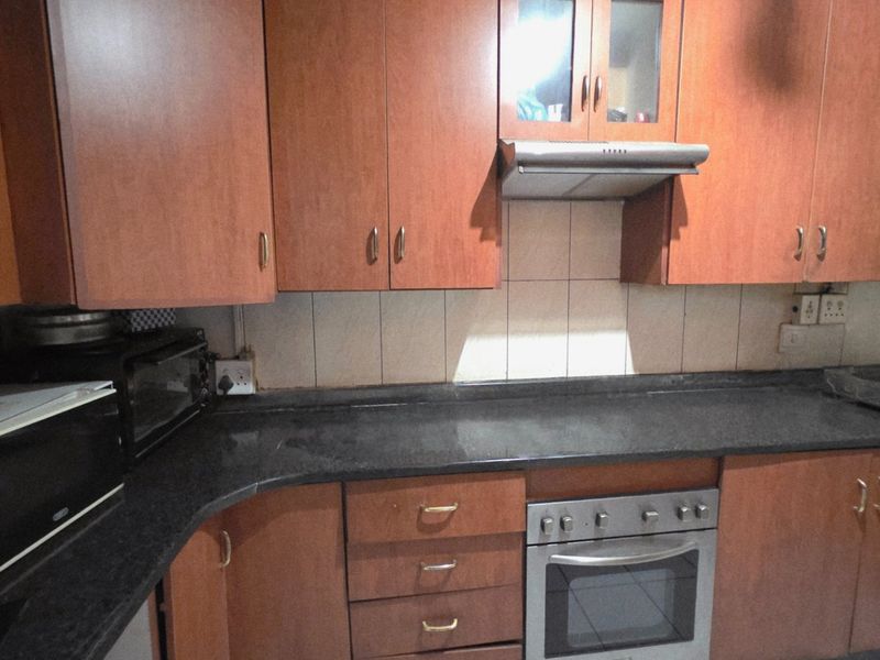 Spacious 2.5 Bedroom Apartment for Sale in Laudium - Photo 3