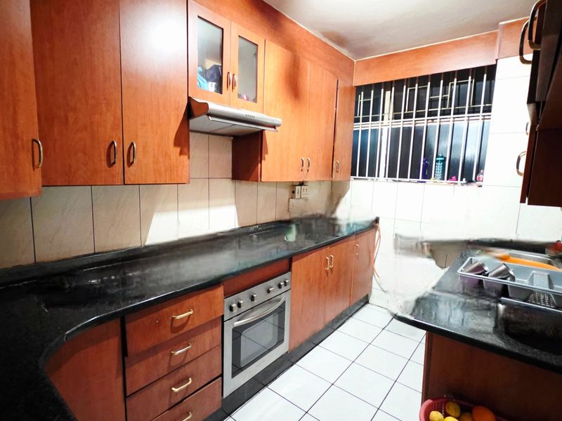 Spacious 2.5 Bedroom Apartment for Sale in Laudium - Photo 4