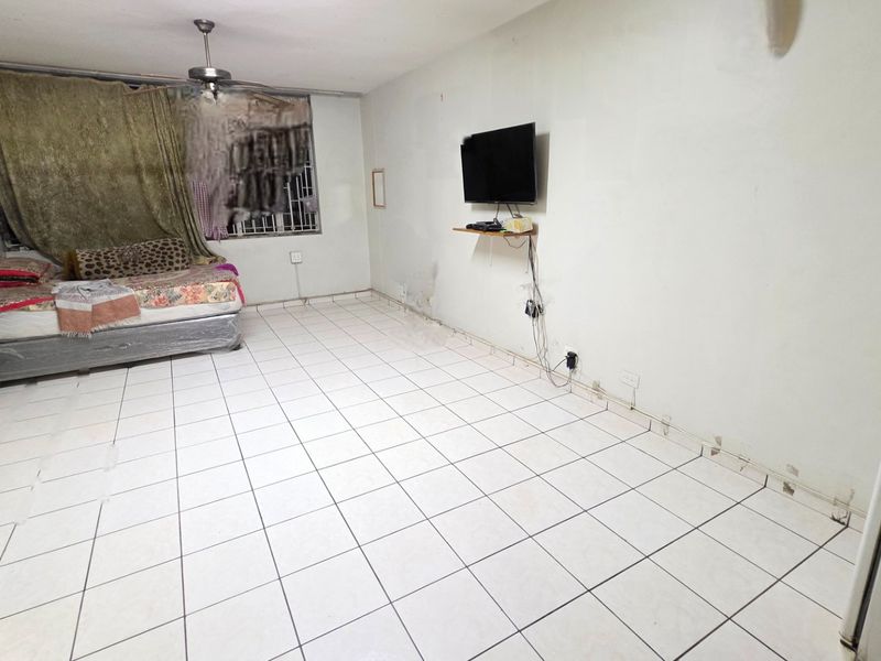 Spacious 2.5 Bedroom Apartment for Sale in Laudium - Photo 8