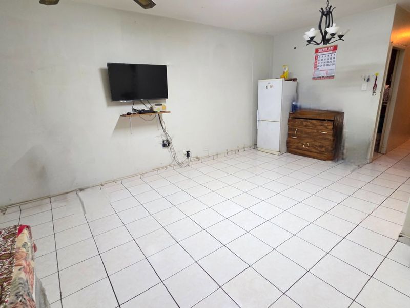 Spacious 2.5 Bedroom Apartment for Sale in Laudium - Photo 7