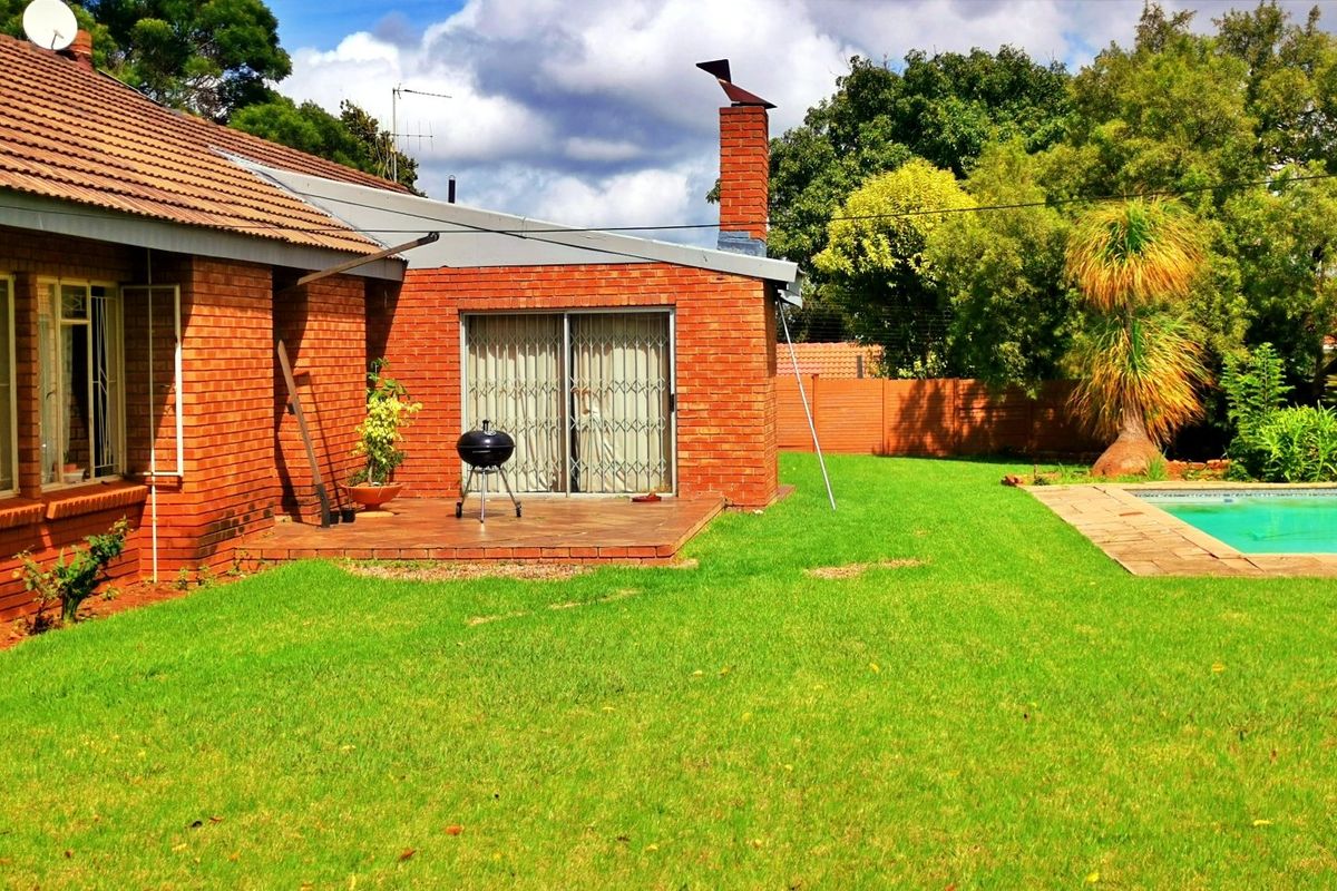 3 Bedroom 2 bathroom house for sale with pool - Photo 3