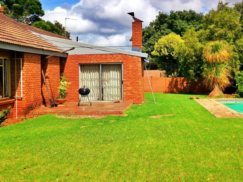 3 Bedroom 2 bathroom house for sale with pool - Photo 3