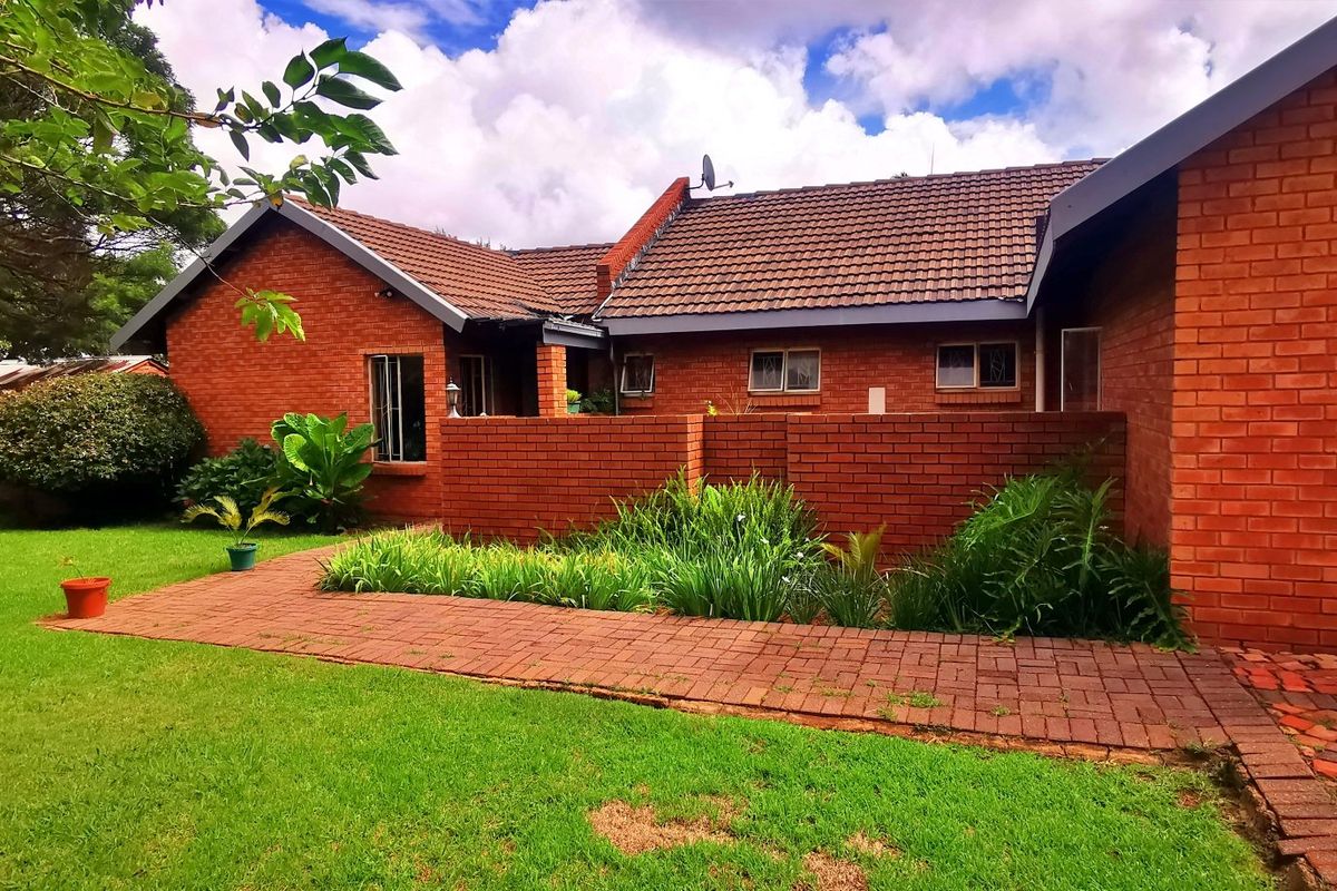 3 Bedroom 2 bathroom house for sale with pool - Photo 2