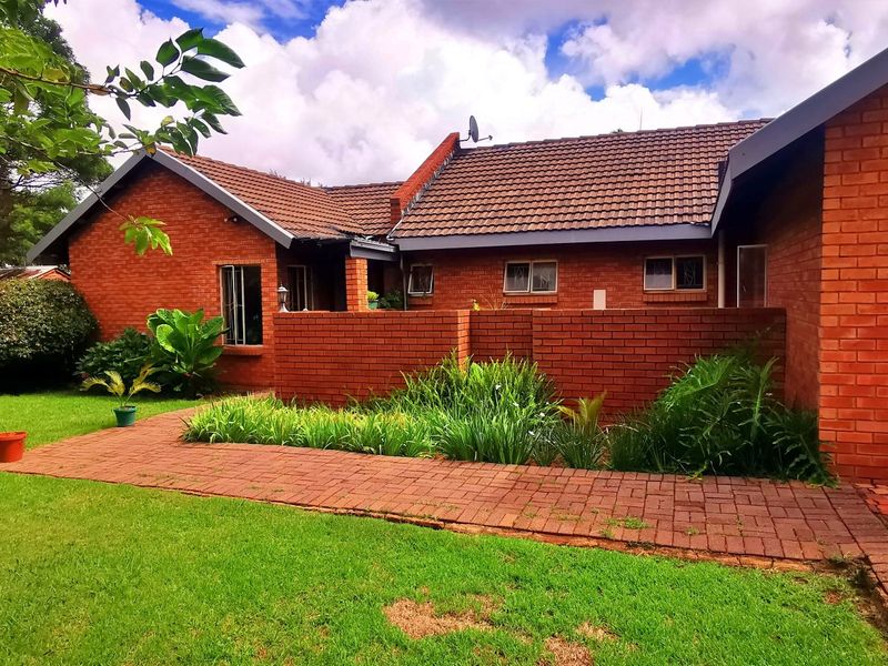 3 Bedroom 2 bathroom house for sale with pool - Photo 2