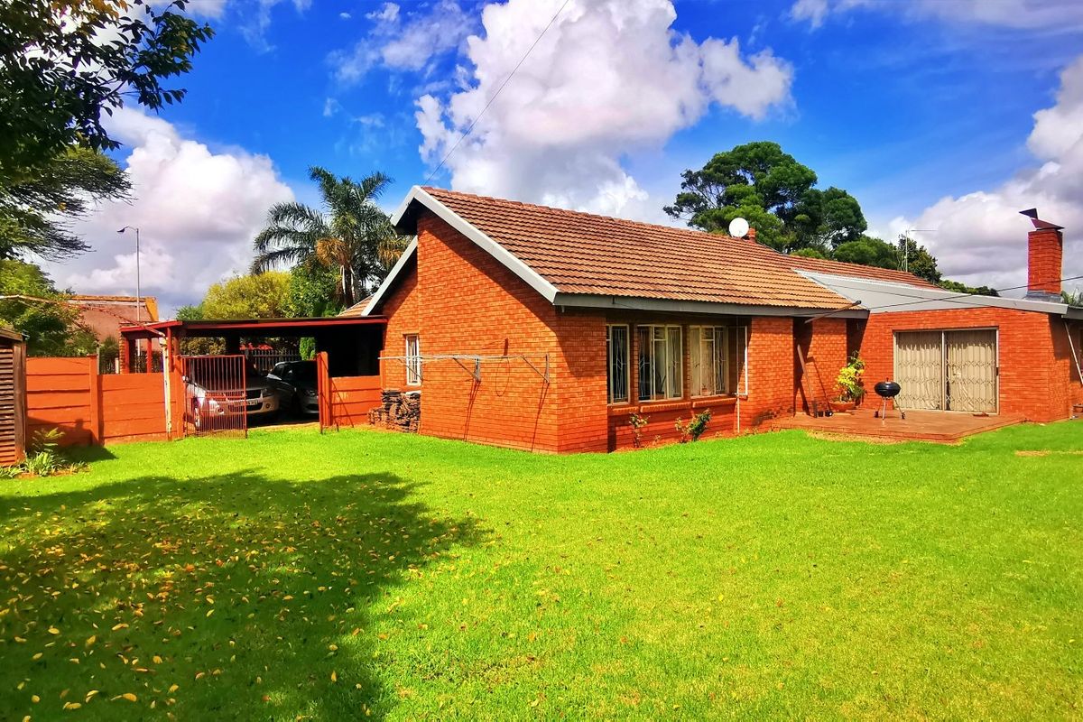 3 Bedroom 2 bathroom house for sale with pool - Photo 4