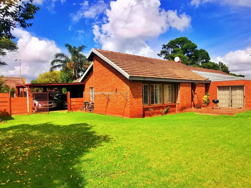 3 Bedroom 2 bathroom house for sale with pool - Photo 4