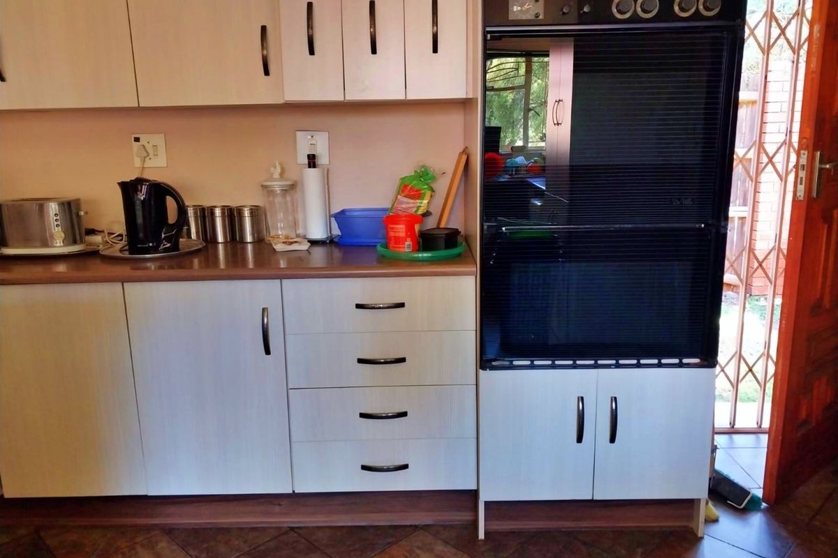 3 Bedroom 2 bathroom house for sale with pool - Photo 5