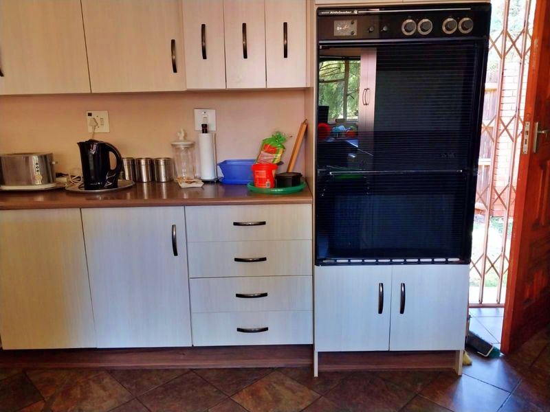 3 Bedroom 2 bathroom house for sale with pool - Photo 5