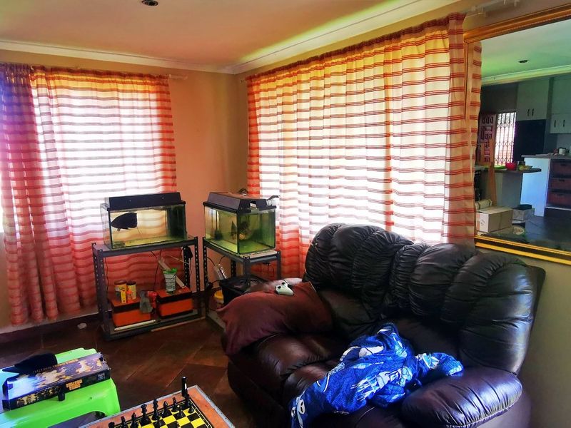 3 Bedroom 2 bathroom house for sale with pool - Photo 10