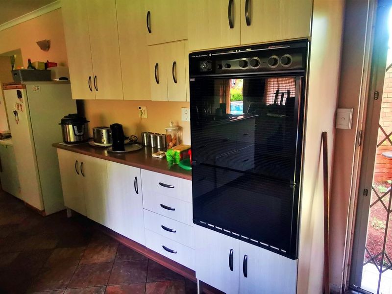 3 Bedroom 2 bathroom house for sale with pool - Photo 8