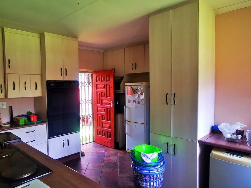 3 Bedroom 2 bathroom house for sale with pool - Photo 7