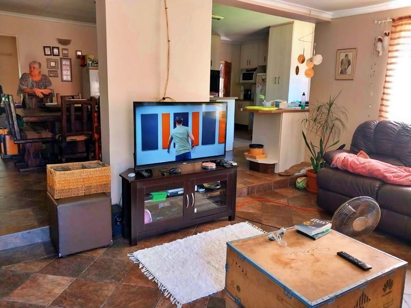 3 Bedroom 2 bathroom house for sale with pool - Photo 9