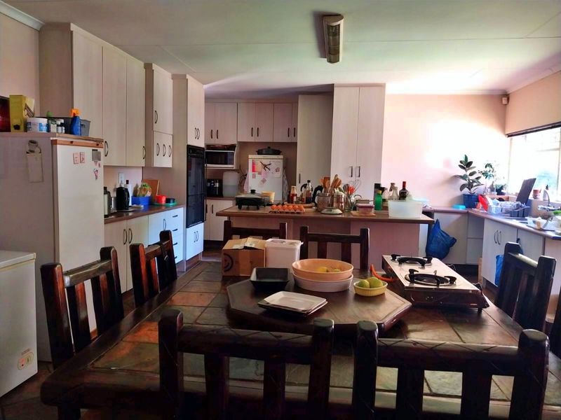 3 Bedroom 2 bathroom house for sale with pool - Photo 6