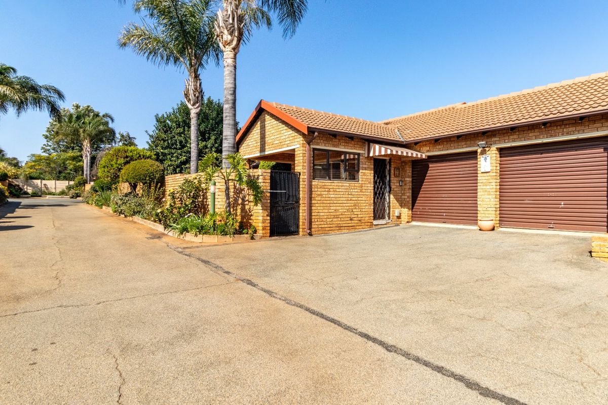 New Listing - 3Beds 2 Baths Simplex - Photo 2