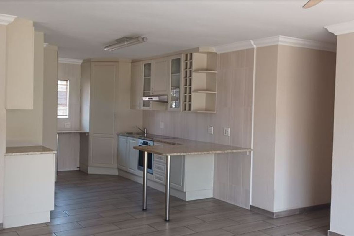 Spacious Luxury Home Perfect for Large Families - Photo 2