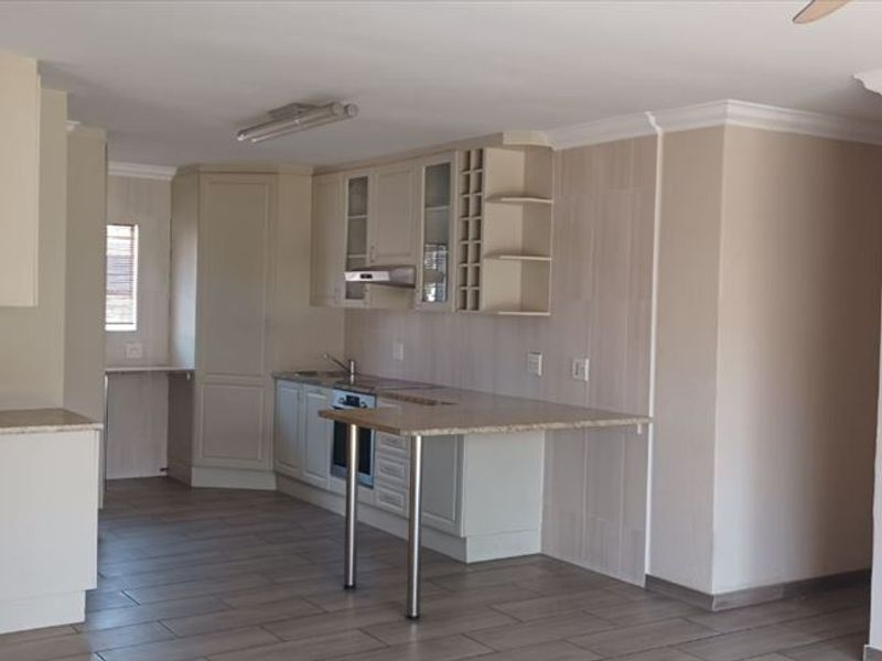 Spacious Luxury Home Perfect for Large Families - Photo 2