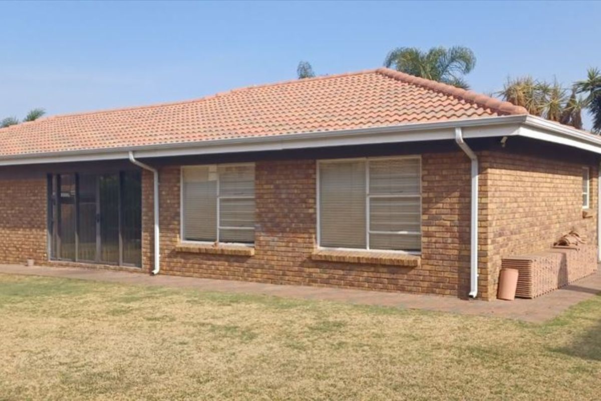 Spacious Luxury Home Perfect for Large Families - Photo 3