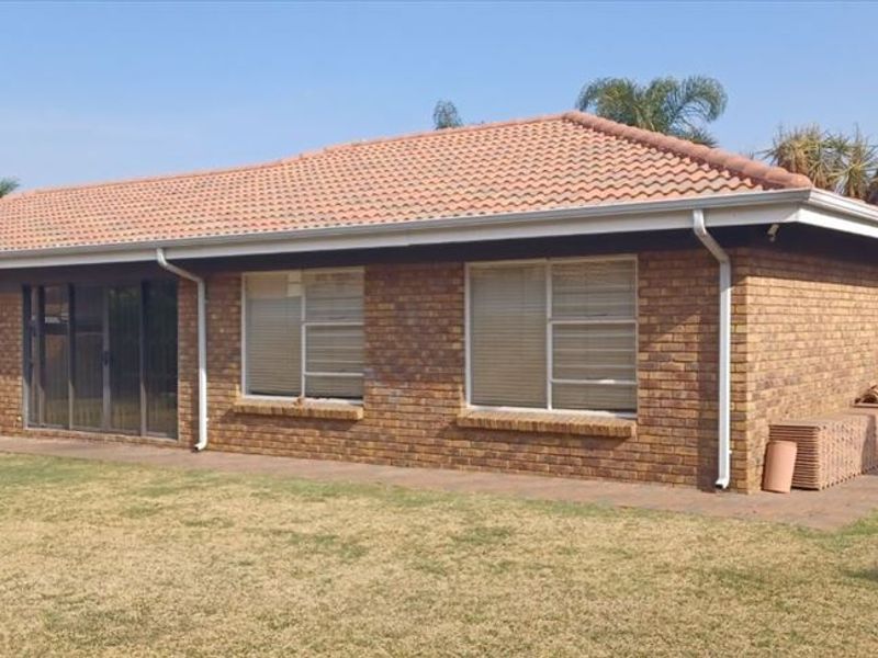 Spacious Luxury Home Perfect for Large Families - Photo 3