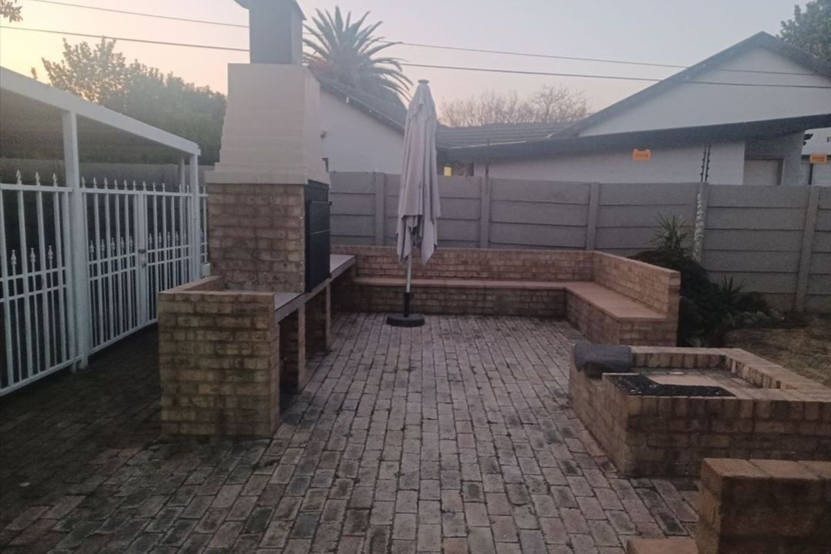 Comfortable Family Home with Excellent Parking - Photo 4