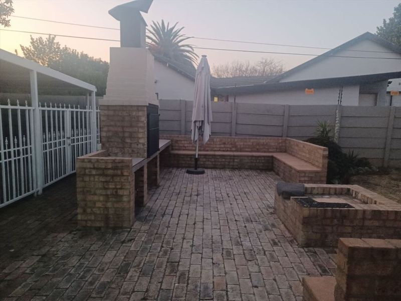 Comfortable Family Home with Excellent Parking - Photo 4