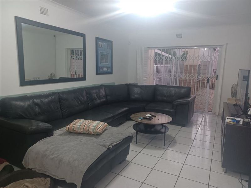 Comfortable Family Home with Excellent Parking - Photo 3