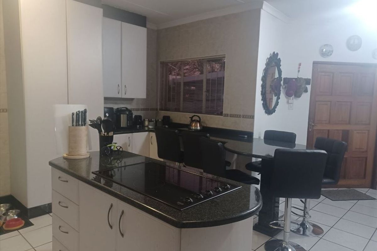 Comfortable Family Home with Excellent Parking - Photo 2