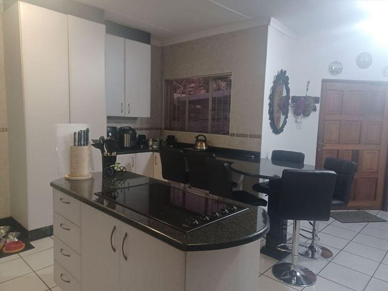 Comfortable Family Home with Excellent Parking - Photo 2