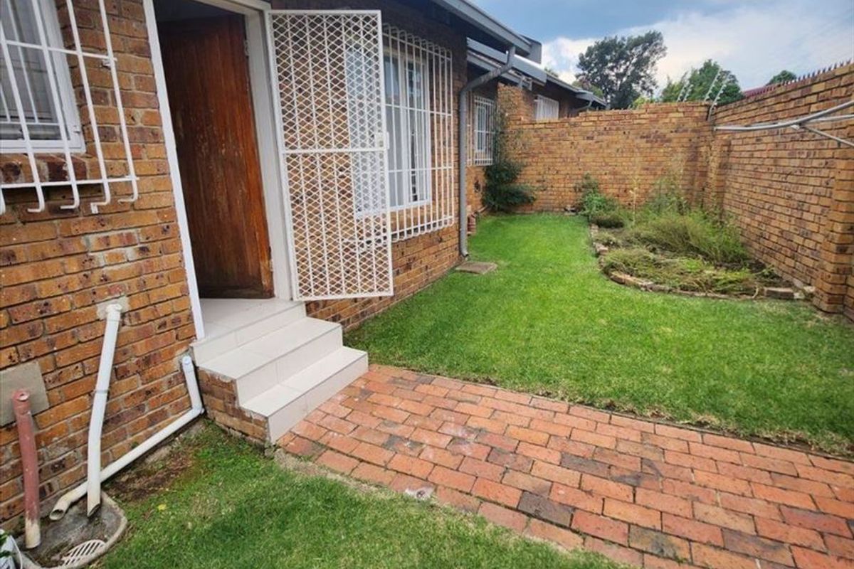 Charming Family Home with Ample Living Space - Photo 3