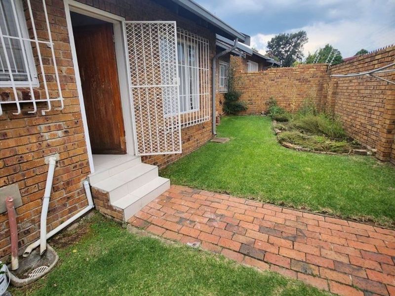 Charming Family Home with Ample Living Space - Photo 3