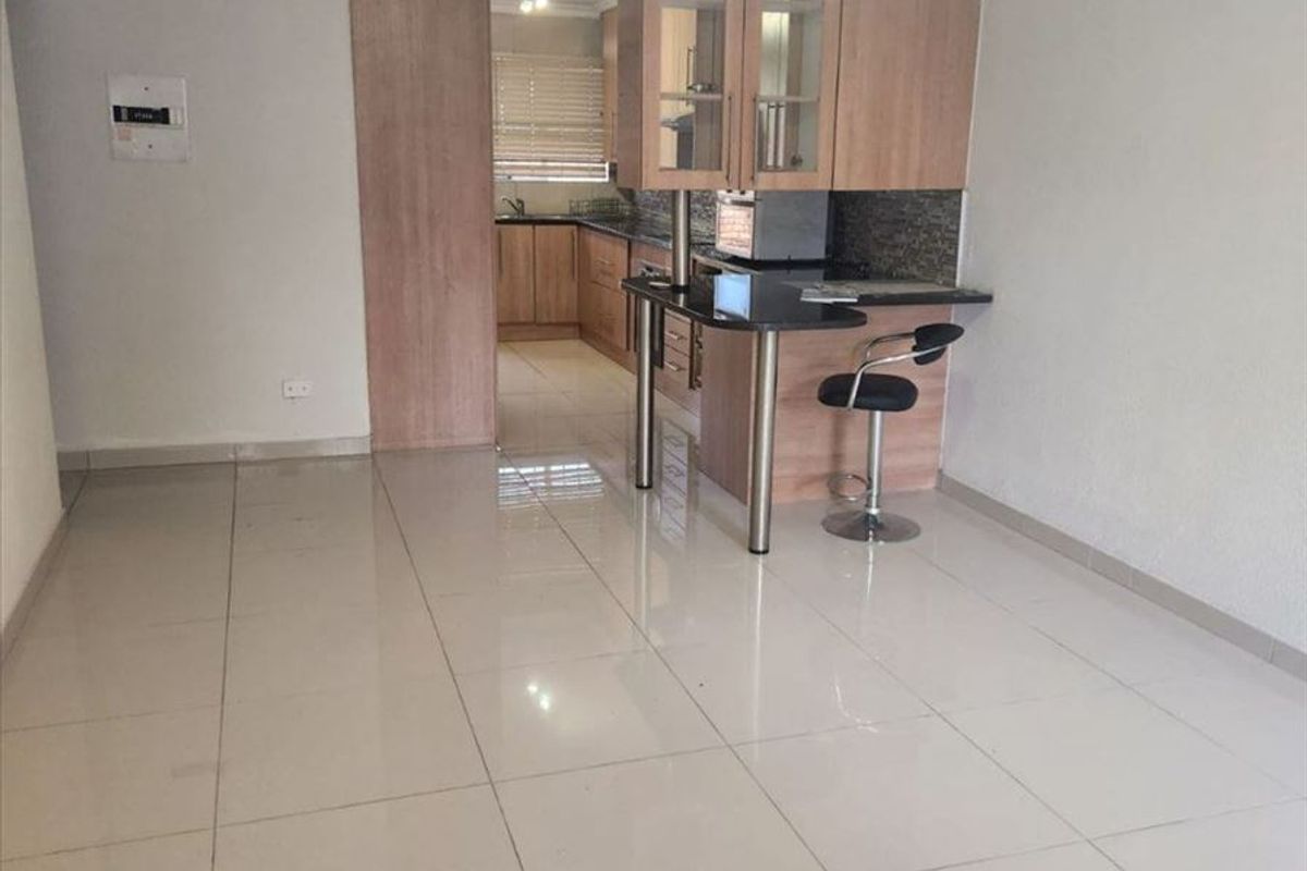 Charming Family Home with Ample Living Space - Photo 2