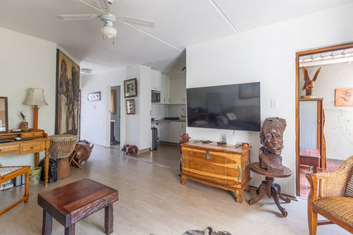 Serious Seller - 1 Bed 1 Bath Upstairs Apartment LOCATION LOCATION - Photo 4